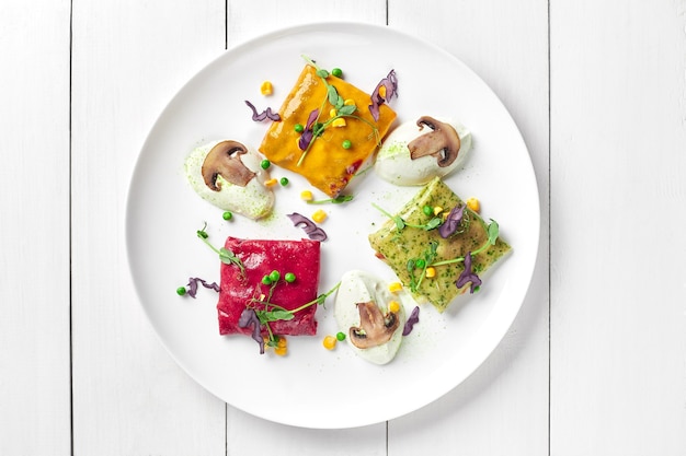 Farfurie cu mâncare colorată văzută de sus